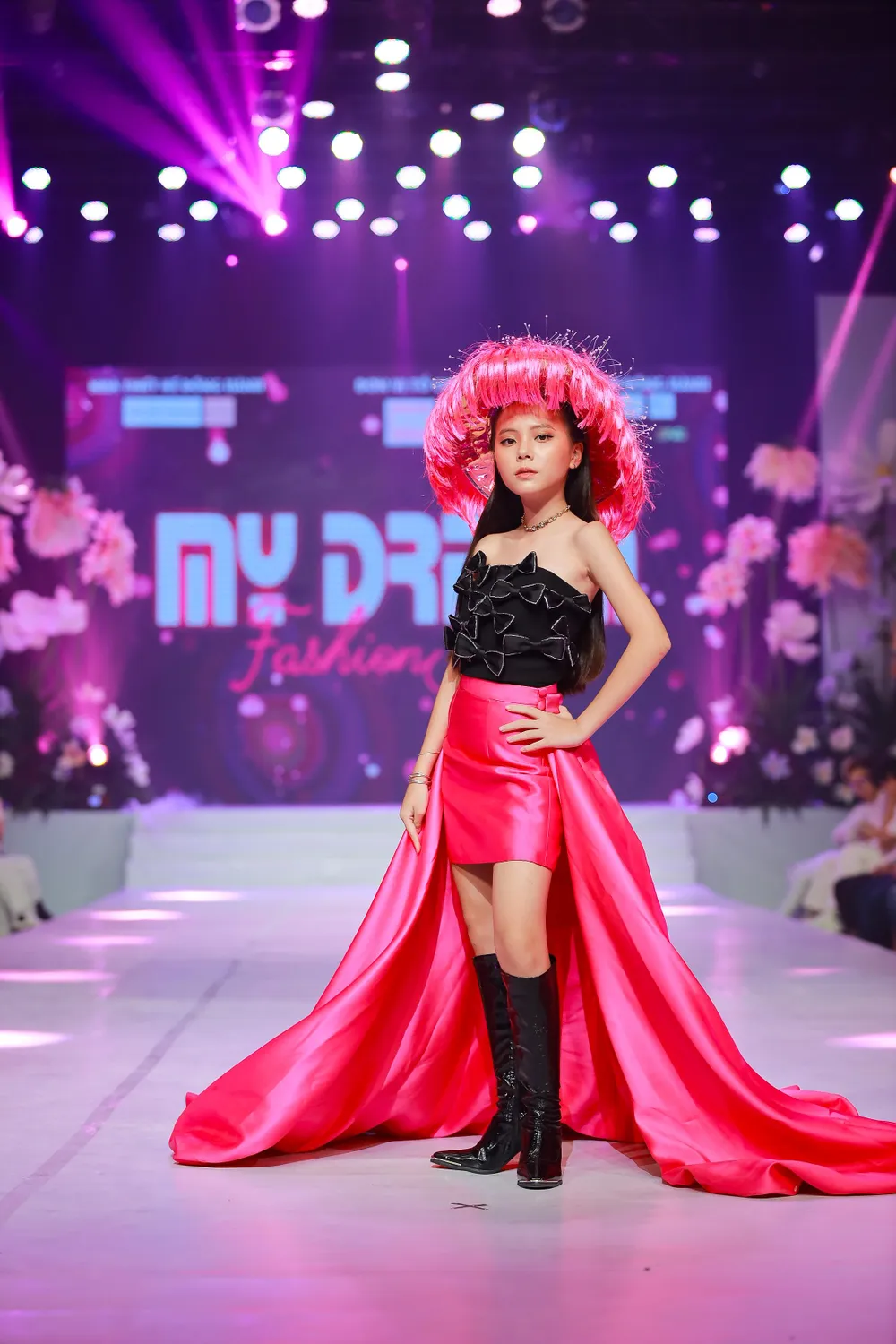 Hoàng Thùy, Mâu Thủy, Lệ Hằng diễn thời trang cùng các em nhỏ ảnh 5