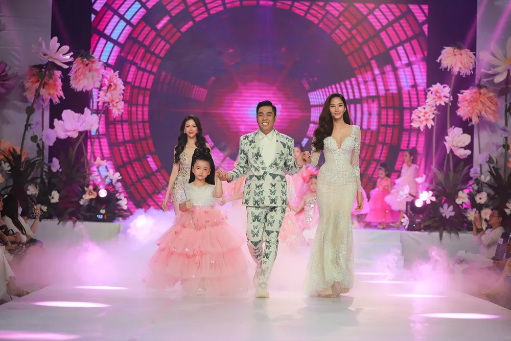 Hoàng Thùy, Mâu Thủy, Lệ Hằng diễn thời trang cùng các em nhỏ ảnh 1