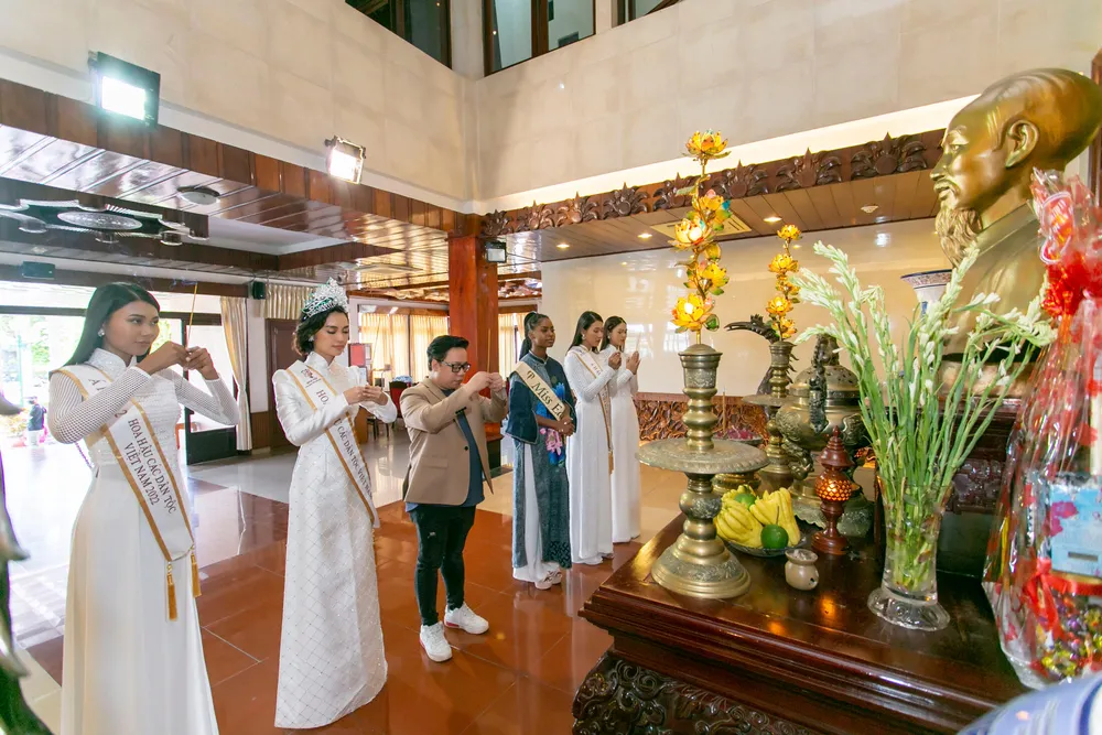 Các Hoa hậu, người đẹp nền nã trong áo dài dân tộc dâng hương tưởng nhớ Chủ tịch Hồ Chí Minh.