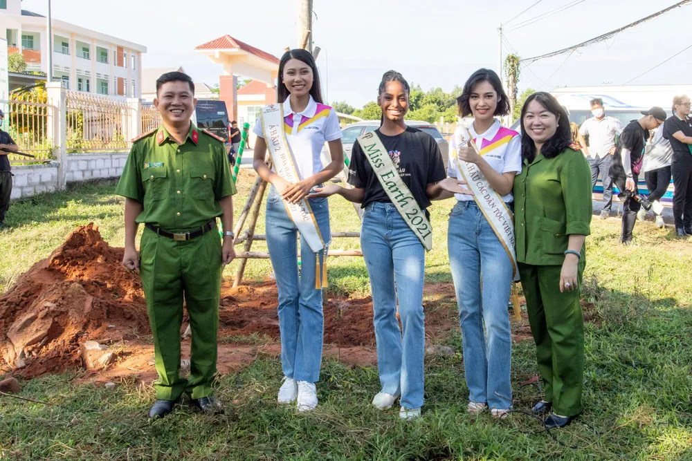 Hoa hậu Nông Thúy Hằng, Á hậu Thạch Thu Thảo cùng Hoa hậu Trái đất 2021 Destiny Wagner trồng cây xanh tại Bình Thuận.