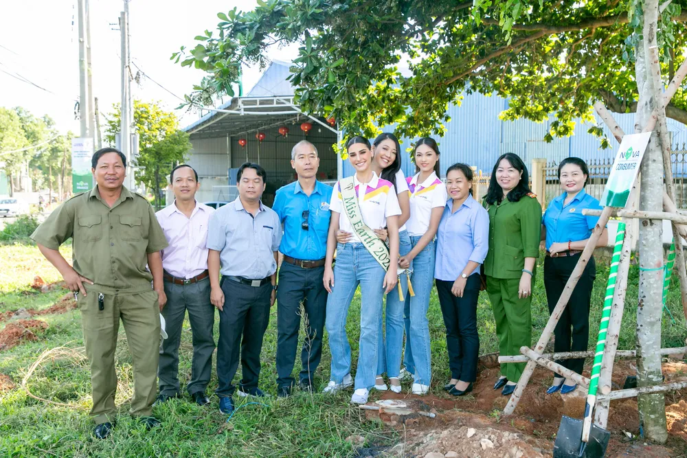 Hoa hậu Nông Thúy Hằng và dàn Á hậu trồng cây xanh tại Bình Thuận ảnh 2