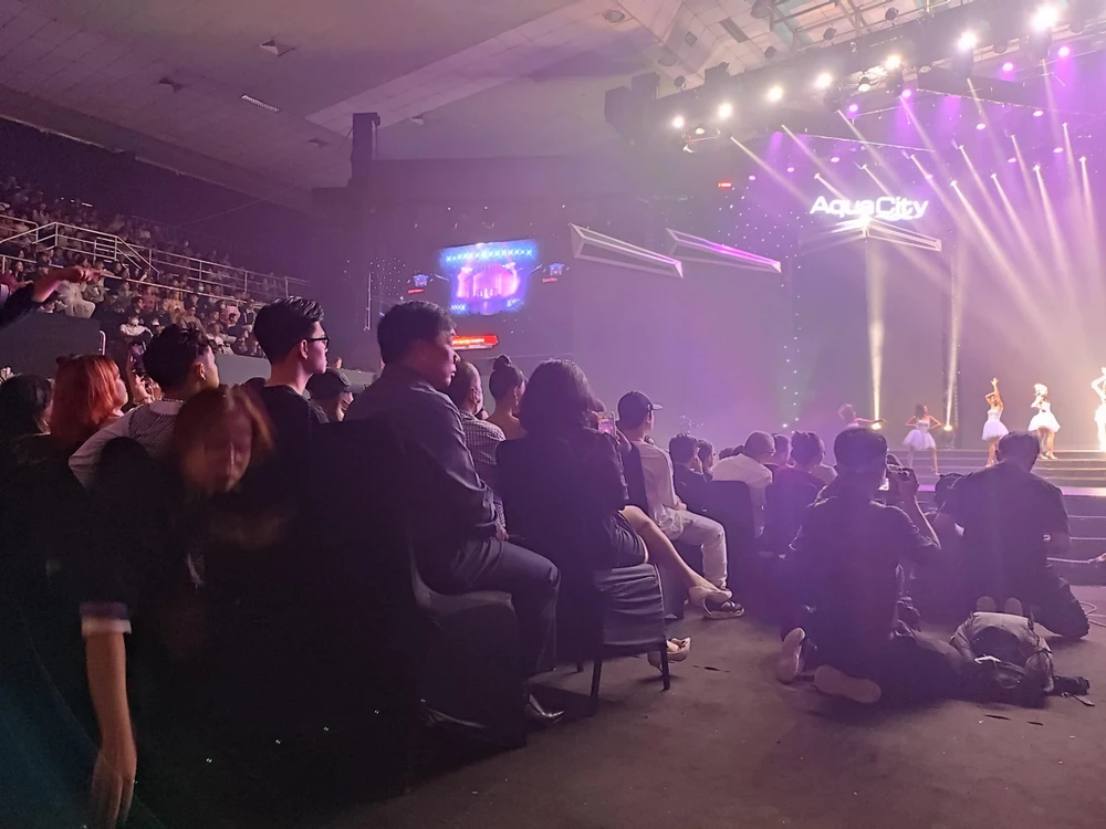 Ban tổ chức Hoa hậu Thể thao Việt Nam đã nỗ lực bổ sung thêm ghế vẫn không đủ chỗ ngồi cho các vị khách có vé trên tay. Ảnh: NGUYỄN TRÀ