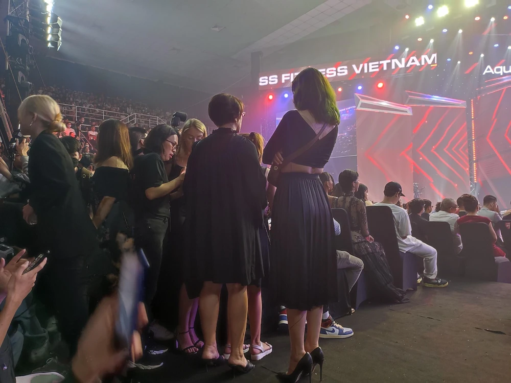 Nhiều khán giả phải đứng dù có vé ngồi. Ảnh: NGUYỄN TRÀ