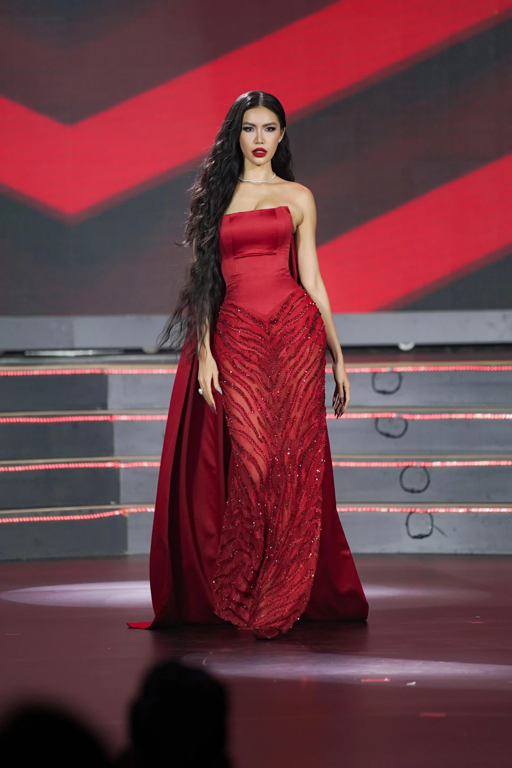 Siêu mẫu Minh Tú