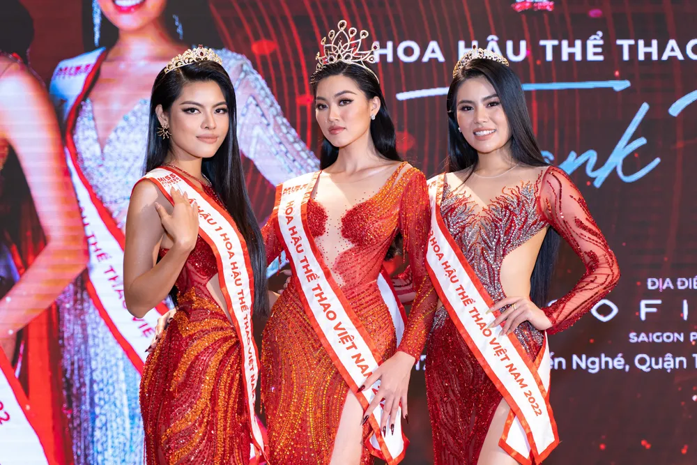 Hoa hậu Đoàn Thu Thủy cùng Á hậu 1 Lê Phương Thảo và Á hậu 2 Chu Thị Ánh tại buổi tiệc cảm ơn. Ảnh: BTC