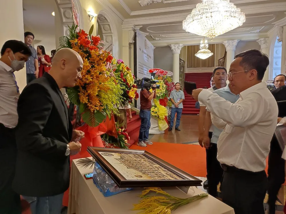 Bức tranh Bến Nhà Rồng từ hơn 20.000 hạt gạo rang thu hút khách dự lễ khai mạc. Ảnh: NGUYỄN TRÀ