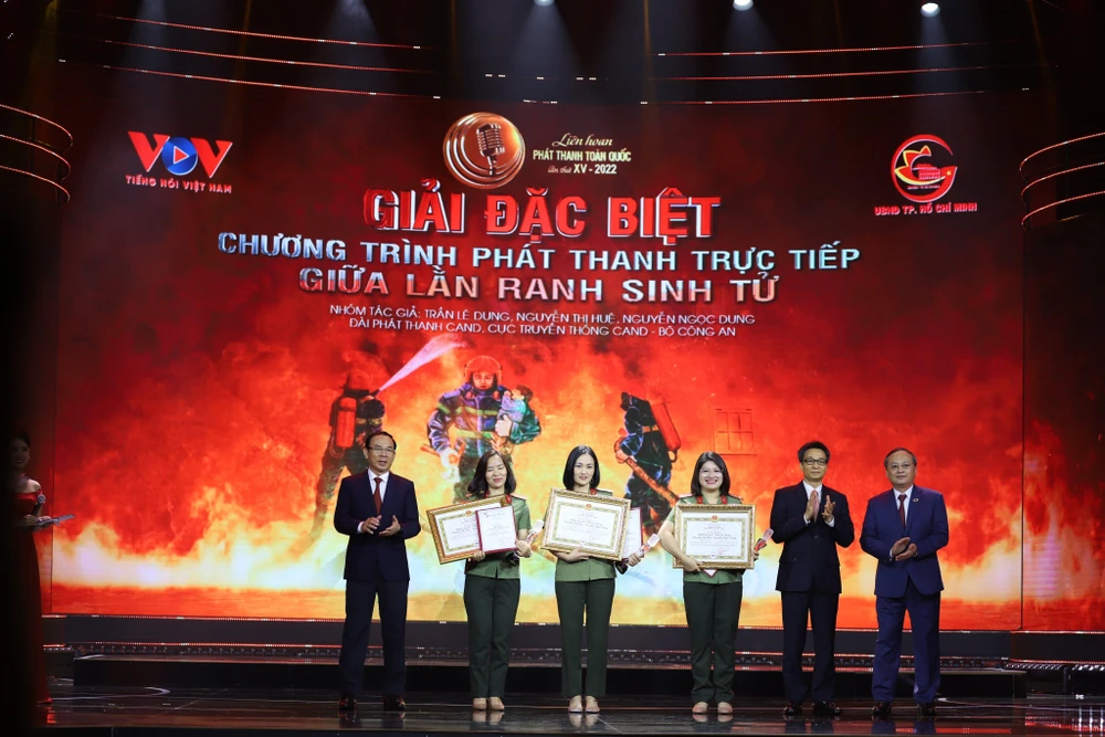Nhóm tác giả thực hiện chương trình "Lằn ranh sinh tử" nhận giải đặc biệt tại Liên hoan Phát thanh toàn quốc. Ảnh: TĐ