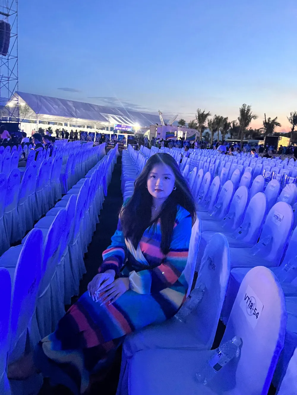 Thảo Linh học sinh Trường THPT Chuyên Lê Hồng Phong đến ủng hộ Nam Em. Ảnh: NGUYỄN TRÀ Thảo Linh học sinh Trường THPT Chuyên Lê Hồng Phong đến ủng hộ Nam Em. Ảnh: NGUYỄN TRÀ