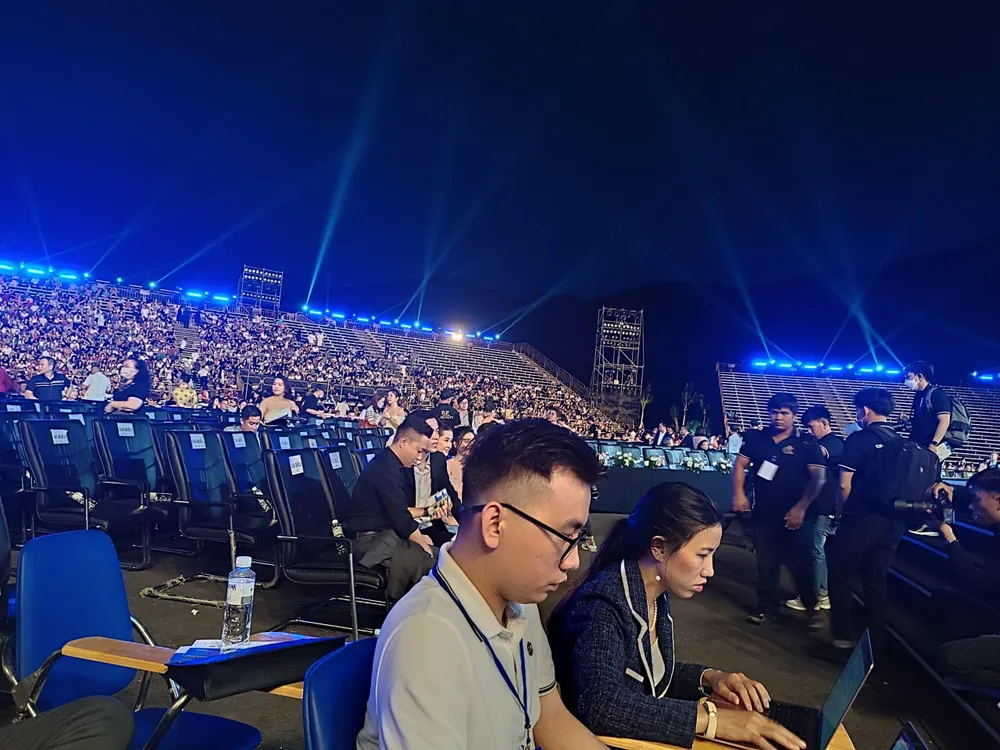 Nhiều khán giả đến từ rất sớm để ủng hộ thí sinh Miss World Vietnam. Ảnh: NGUYỄN TRÀ Nhiều khán giả đến từ rất sớm để ủng hộ thí sinh Miss World Vietnam. Ảnh: NGUYỄN TRÀ