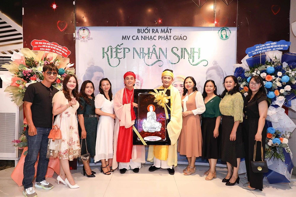 Hai nghệ sĩ đấu giá tranh trong buổi ra mắt MV nhạc Phật để giúp đỡ nghệ sĩ lớn tuổi nhân ngày giỗ tổ Nghề sắp tới. Ảnh: THỊNH ĐỖ