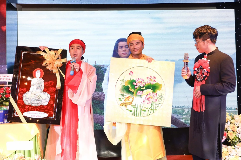 Hai bức tranh sơn mài đã thu về 70 triệu đồng để tặng 50 suất quà cho các cô chú nghệ sĩ lớn tuổi, hoàn cảnh khó khăn. Ảnh: THỊNH ĐỖ