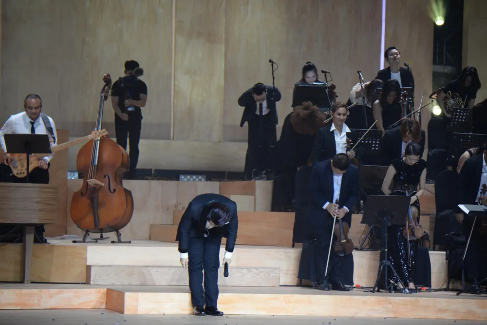 Hà Anh Tuấn và ê-kíp, dàn nhạc giao hưởng tri ân khán giả. Ảnh: NGUYỄN TRÀ