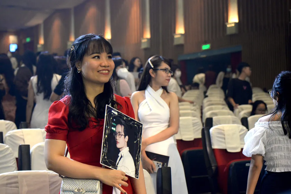 Khán giả ở lại cùng anh dù lúc này đã gần 12h đêm. Ảnh: NGUYỄN TRÀ