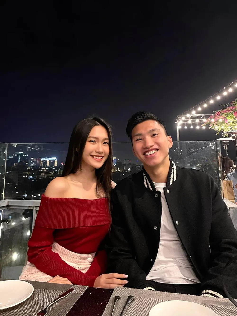 Nhiều người hâm mộ chia sẻ niềm vui chúc mừng đôi trai tài gái sắc Nhiều người hâm mộ chia sẻ niềm vui chúc mừng đôi trai tài gái sắc