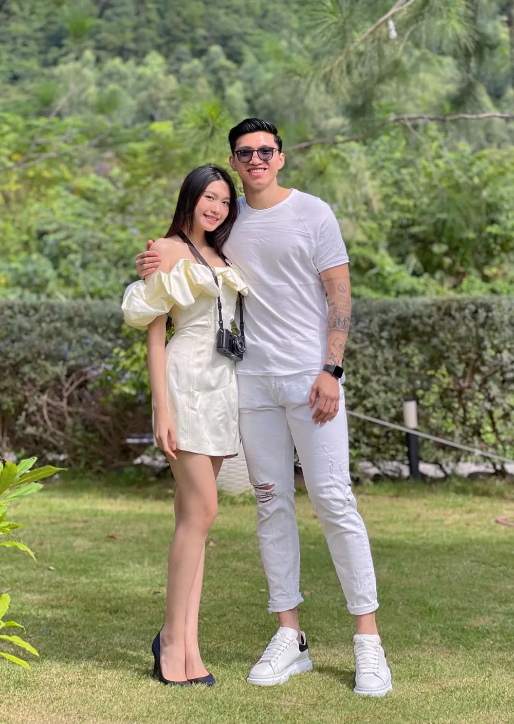 Cầu thủ Đoàn Văn Hậu chia sẻ hình ảnh bên bạn gái Doãn Hải My - Top 10 Hoa hậu Việt Nam 2020 như một cách công khai. Cầu thủ Đoàn Văn Hậu chia sẻ hình ảnh bên bạn gái Doãn Hải My - Top 10 Hoa hậu Việt Nam 2020 như một cách công khai.