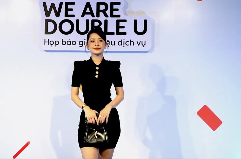 Chi Pu cùng nhiều nghệ sĩ đến mừng CEO Nguyễn Hữu Anh và các cộng sự chiều 18-7. Ảnh: ĐT