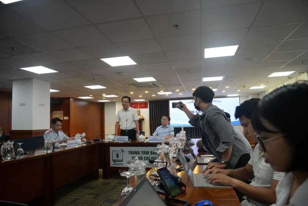 Họp báo chính thức thông tin vụ hoạ sĩ Bùi Chát bị phạt hành chính và tiêu huỷ tranh vì triển lãm không phép. ẢNH: NGUYỄN TRÀ Họp báo chính thức thông tin vụ hoạ sĩ Bùi Chát bị phạt hành chính và tiêu huỷ tranh vì triển lãm không phép. ẢNH: NGUYỄN TRÀ