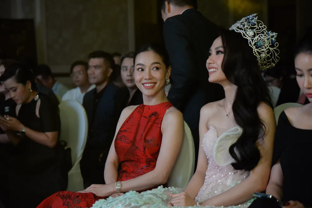 Bà Phạm Kim Dung và Hoa hậu Mai Phương. Ảnh: NGUYỄN TRÀ