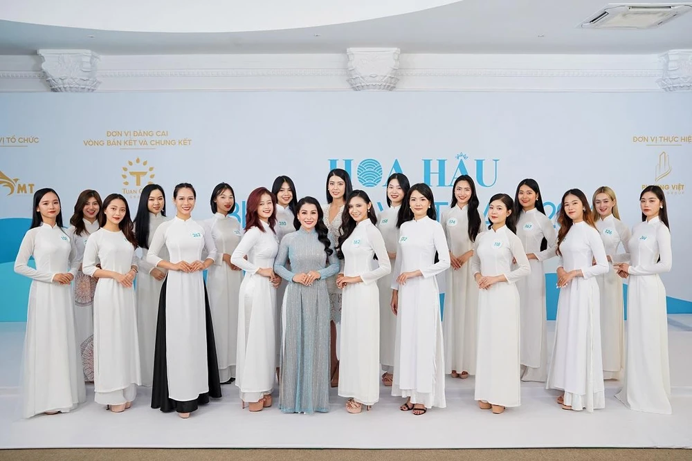 Bà Đàm Hương Thủy – Chủ tịch của cuộc thi Miss Sea Island Vietnam 2022 cùng các thí sinh Hoa hậu Biển đảo Việt Nam