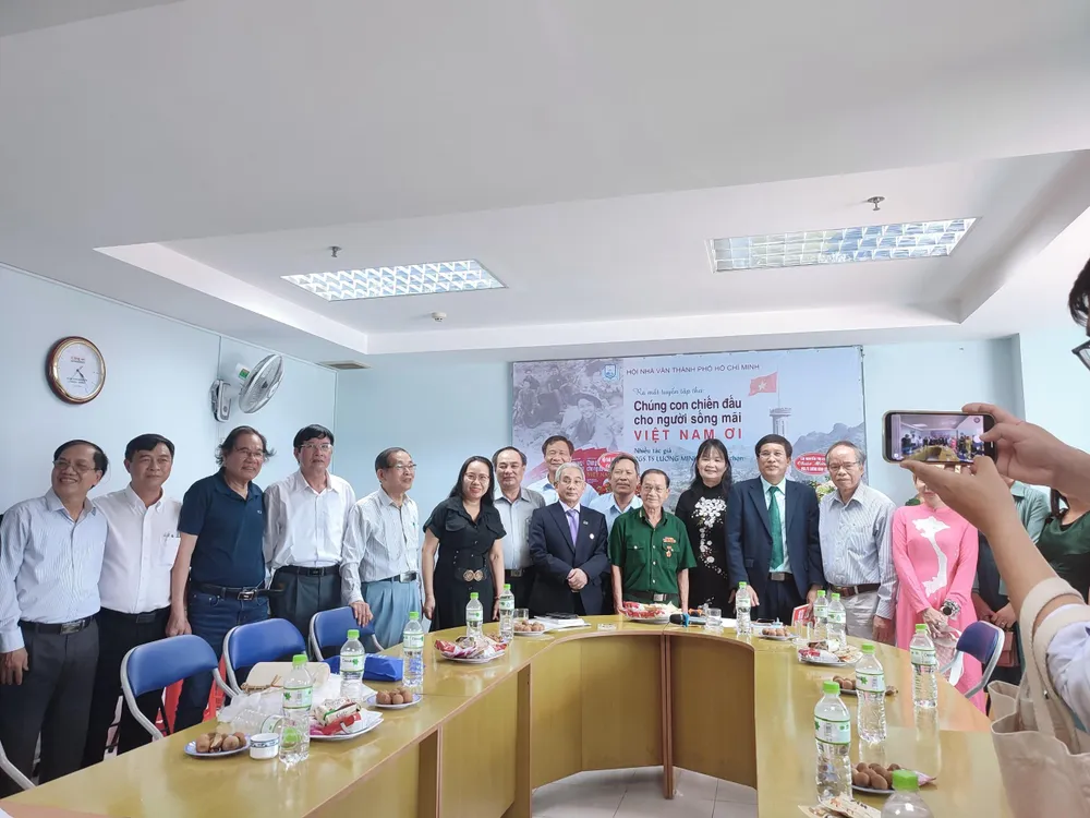 Đông đảo bạn văn đến chúc mừng buổi ra mắt tập thơ "Chúng con chiến đấu cho người sống mãi Việt Nam ơi". Ảnh: NGUYỄN TRÀ Đông đảo bạn văn đến chúc mừng buổi ra mắt tập thơ "Chúng con chiến đấu cho người sống mãi Việt Nam ơi". Ảnh: NGUYỄN TRÀ