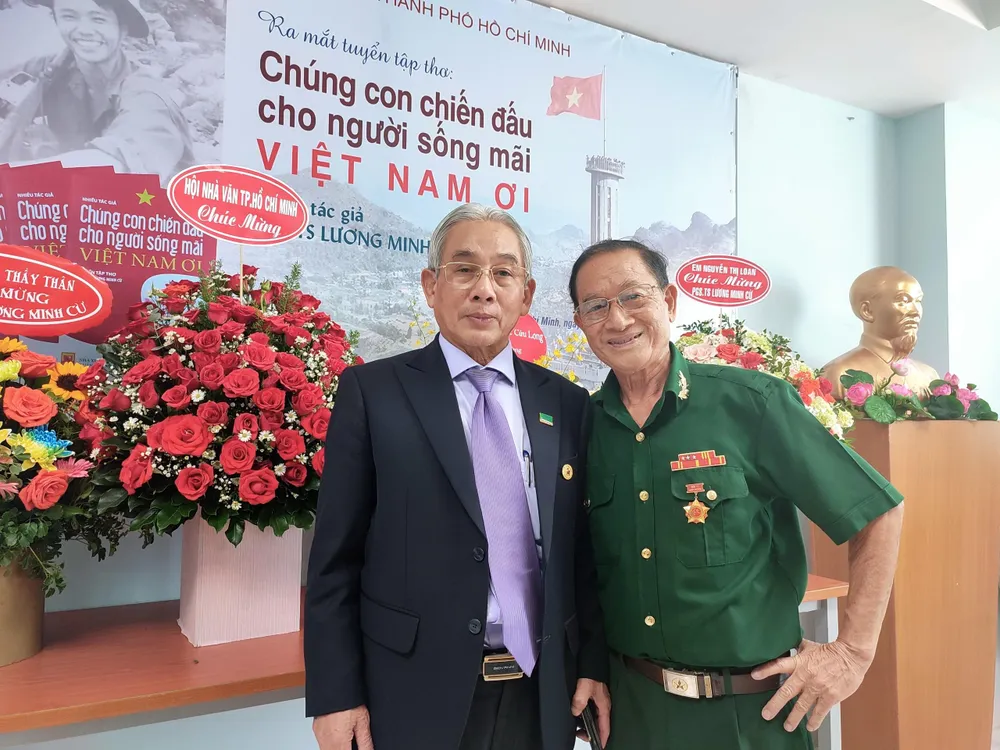 Tập thơ do PGS -TS, nhà thơ Lương Minh Cừ (trái) tuyển chọn. Ảnh: NGUYỄN TRÀ Tập thơ do PGS -TS, nhà thơ Lương Minh Cừ (trái) tuyển chọn. Ảnh: NGUYỄN TRÀ