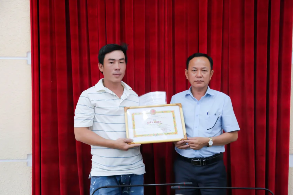 Ủy ban nhân dân Quận 8 tổ chức khen thưởng đột xuất anh Hồ Thanh Sang- tài xế Grab dũng cảm cứu người nhảy cầu. Ảnh: UBND Q8 Ủy ban nhân dân Quận 8 tổ chức khen thưởng đột xuất anh Hồ Thanh Sang- tài xế Grab dũng cảm cứu người nhảy cầu. Ảnh: UBND Q8