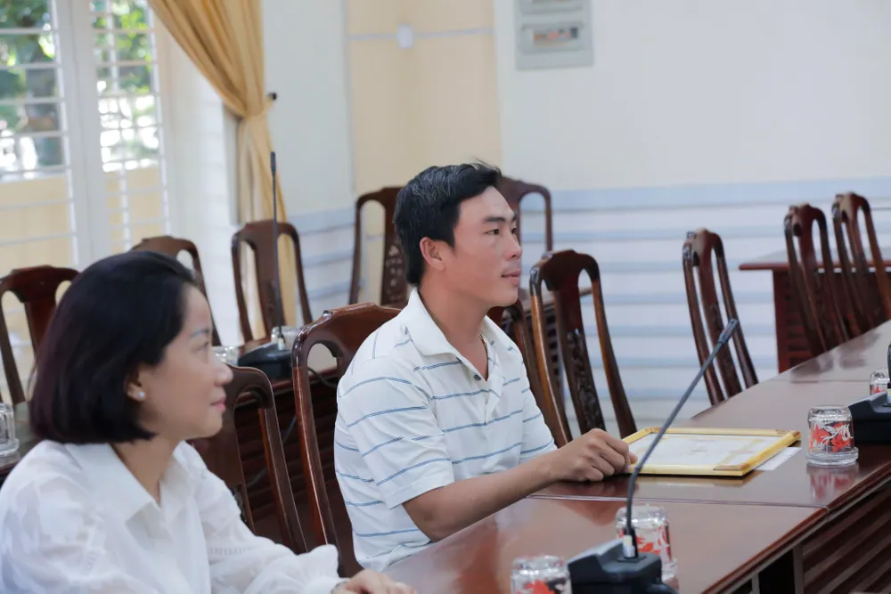 Khen thưởng đột xuất cho anh Sang dũng cảm cứu người nhảy cầu tự tử. Khen thưởng đột xuất cho anh Sang dũng cảm cứu người nhảy cầu tự tử.