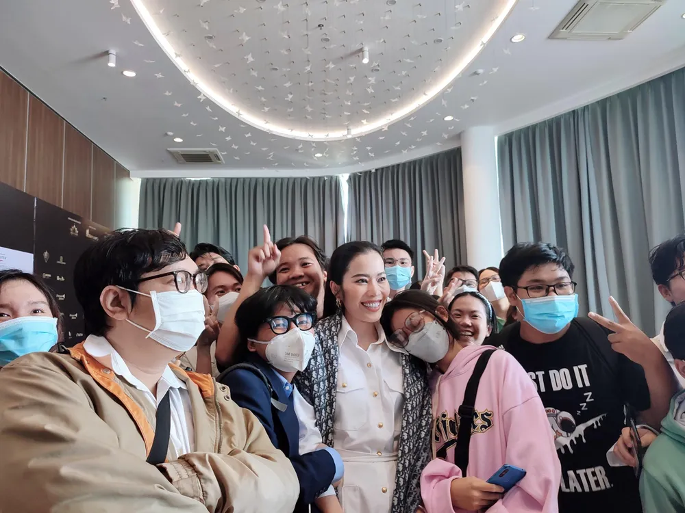 Thời điểm Nam Em xuất hiện, fan đang xếp hàng để vào chương trình gọi lớn tên cô. Ảnh: NGUYỄN TRÀ Thời điểm Nam Em xuất hiện, fan đang xếp hàng để vào chương trình gọi lớn tên cô. Ảnh: NGUYỄN TRÀ