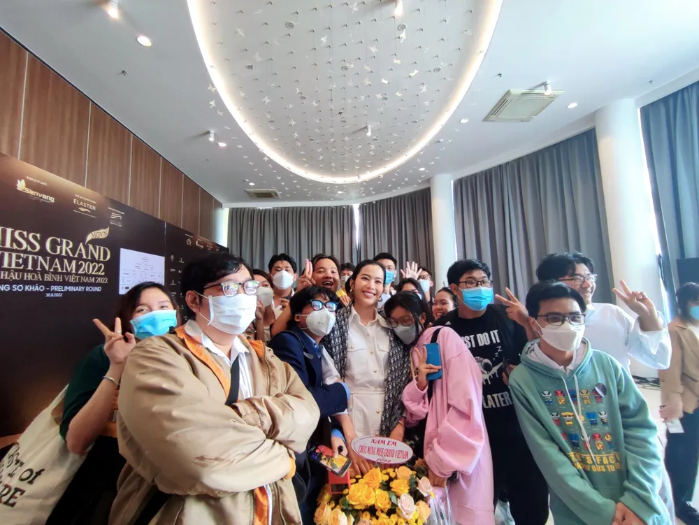 Nam Em hạnh phúc trong vòng tay của người hâm mộ. Ảnh: NGUYỄN TRÀ Nam Em hạnh phúc trong vòng tay của người hâm mộ. Ảnh: NGUYỄN TRÀ