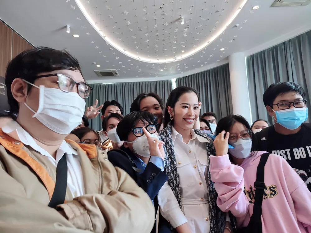 Nam Em giản dị mang hoa tới chúc mừng Miss Grand Vietnam. Ảnh: NGUYỄN TRÀ Nam Em giản dị mang hoa tới chúc mừng Miss Grand Vietnam. Ảnh: NGUYỄN TRÀ