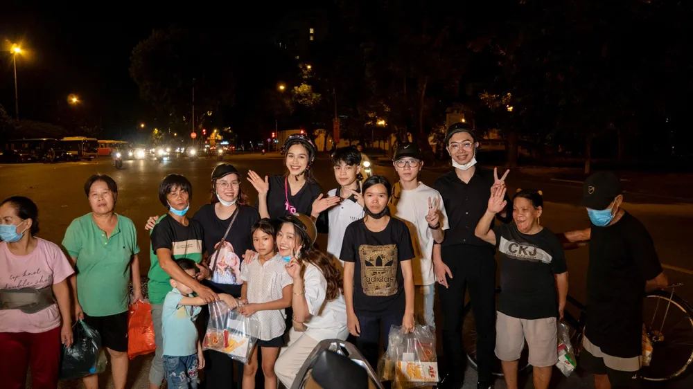 Hoa hậu Đỗ Hà chạy xe máy trong đêm tặng quà cho người vô gia cư ảnh 5 Hoa hậu Đỗ Hà chạy xe máy trong đêm tặng quà cho người vô gia cư ảnh 5