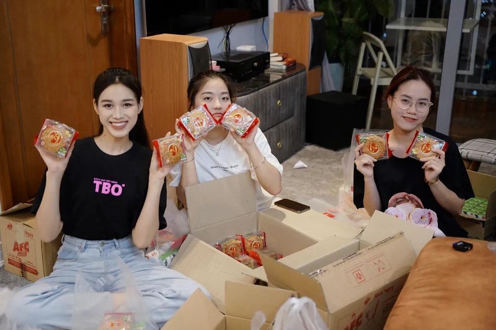 Những món quà nghĩa tình được Hoa hậu Đỗ Hà và ê-kíp cùng bạn bè trân trọng gói gém gửi tặng Những món quà nghĩa tình được Hoa hậu Đỗ Hà và ê-kíp cùng bạn bè trân trọng gói gém gửi tặng