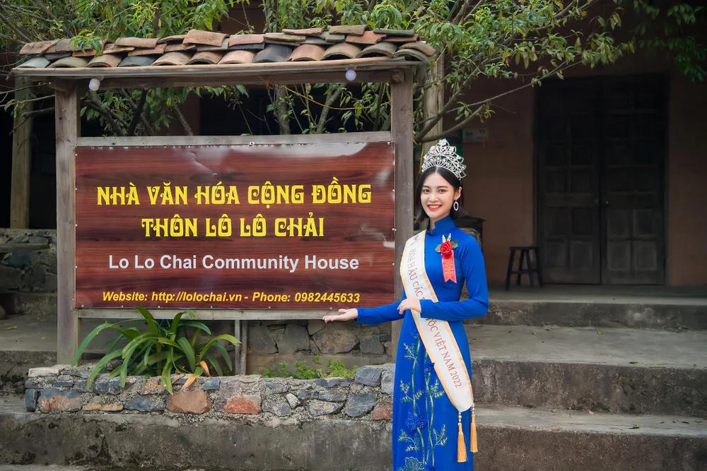Hoa hậu Nông Thúy Hằng tại Nhà văn hoá cộng đồng thôn Lô Lô Chải