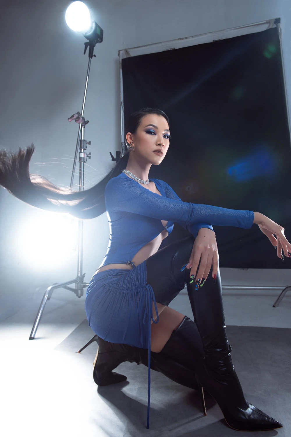 Với bộ ảnh mới, Á hậu MC Hoàng Oanh ủng hộ vẻ đẹp riêng biệt của mỗi người phụ nữ, kêu gọi mọi người đừng ngần ngại thể hiện chính mình và hãy yêu lấy các nét đẹp của bản thân. Khi chúng ta tự tin là chính mình, giữ bản sắc của riêng mình và trau dồi bản lĩnh, mọi điều tốt đẹp sẽ đến.