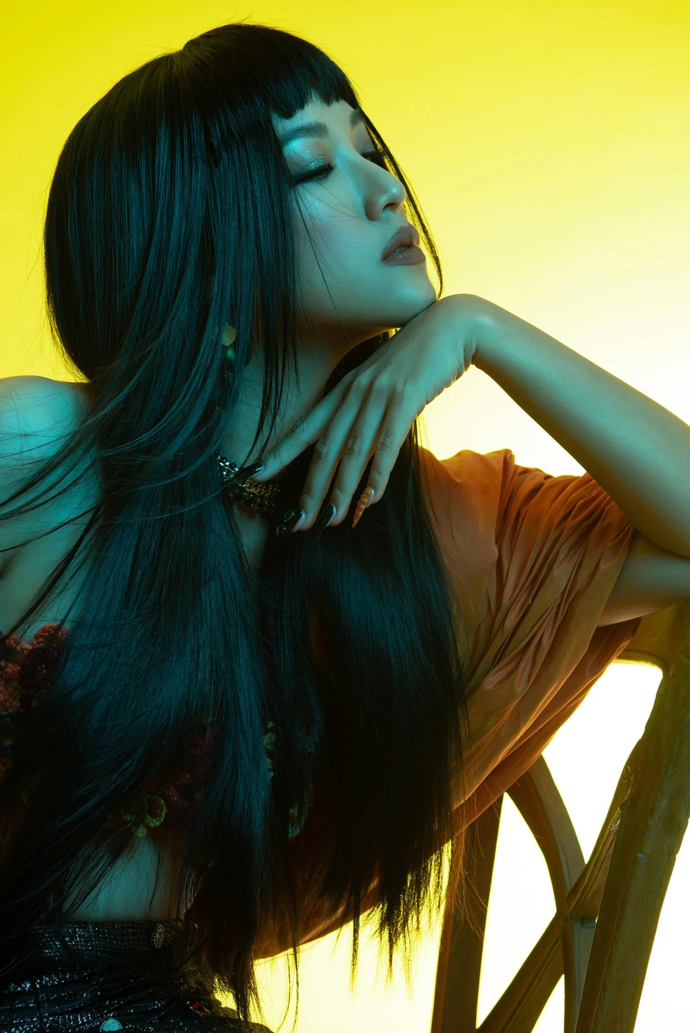 “Tôi luôn cố gắng học hỏi, trau dồi bản thân, tiếp xúc kiến thức mới để làm mới mình, đem đến những trải nghiệm mới cho công chúng”- Hoàng Oanh trải lòng.