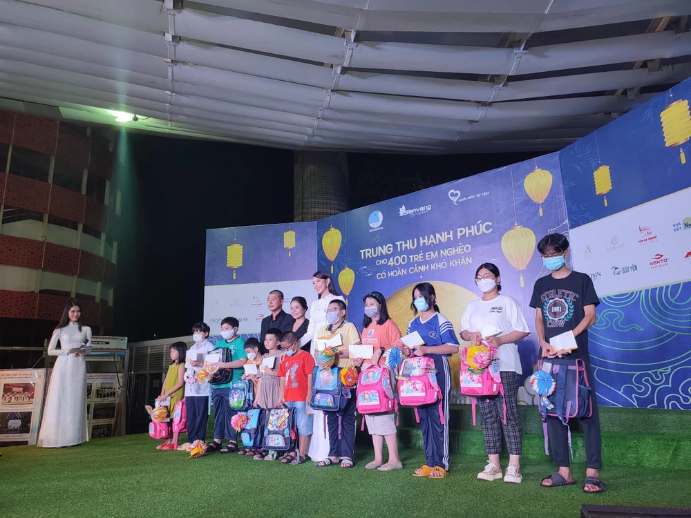 Hoa hậu Thùy Tiên gửi tặng những món quà cho các em nhỏ