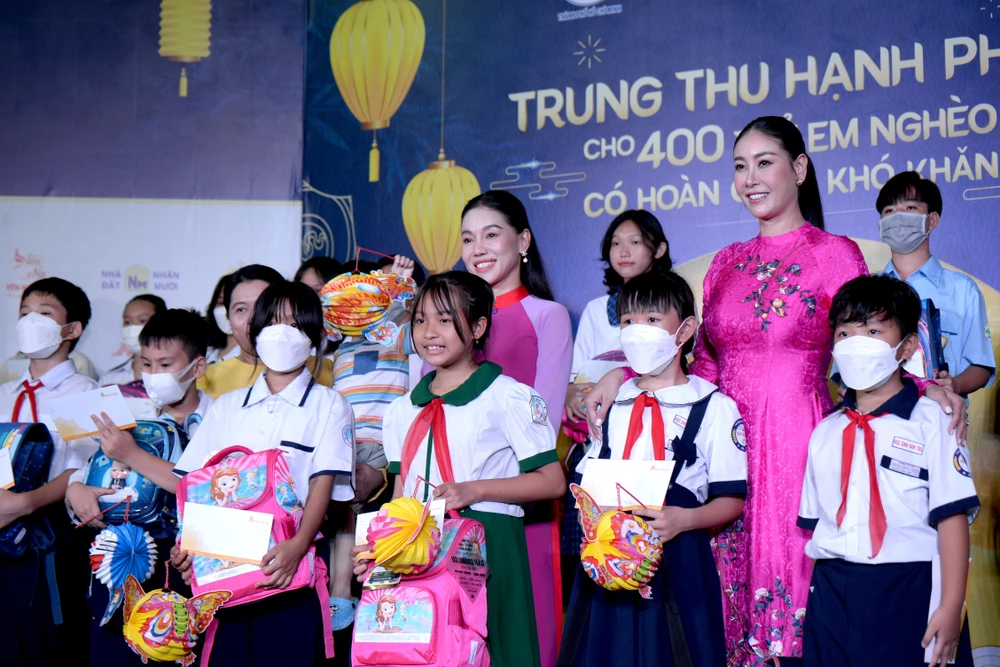 Bà Phạm Kim Dung và Hoa hậu Hà Kiều Anh gửi tặng những món quà cho các em nhỏ trong chương trình “Trung thu hạnh phúc" tại Nhà thiếu nhi thành phố tối 6-9.