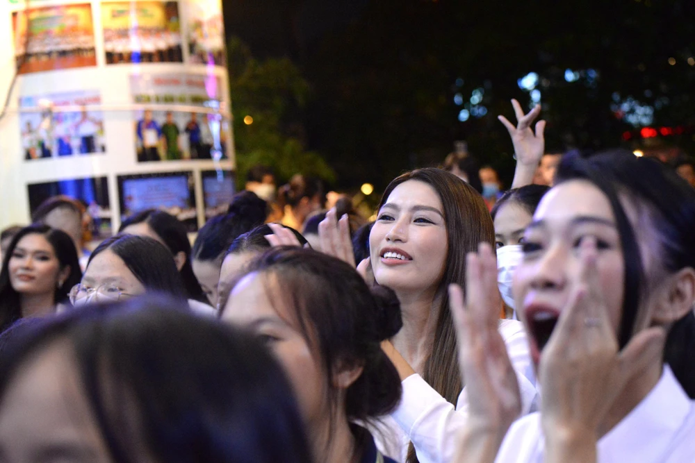 Chế Nguyễn Quỳnh Châu và "Ba lùi" Ngọc Thảo - hai thí sinh Miss Grand Vietnam cổ vũ nhiệt tình tại chương trình