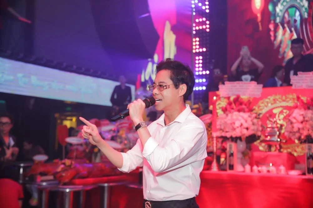 Danh ca Ngọc Sơn biểu diễn góp vui trong ngày giỗ Tổ sân khấu