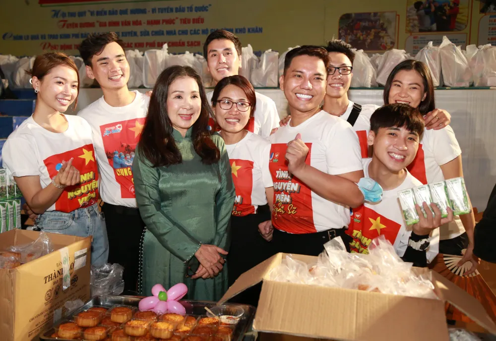 Văn nghệ sĩ TP.HCM vui trung thu cùng trẻ bị ảnh hưởng HIV/AIDS ảnh 1