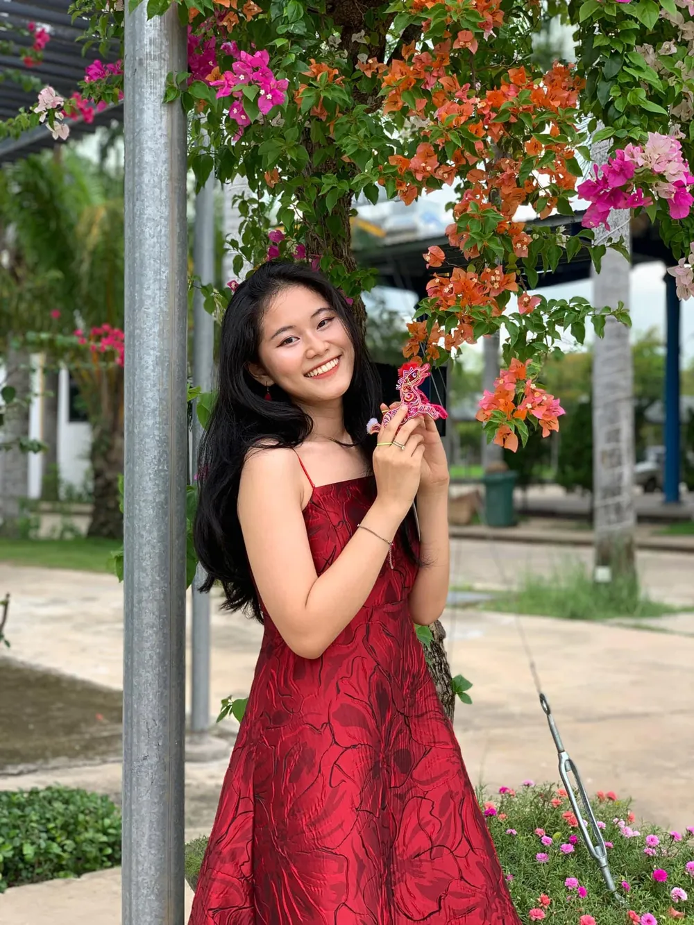 Gương mặt sáng cùng nụ cười rạng rỡ, sự tự tin là điểm nhấn của Trần Hoàng Tố Dung Gương mặt sáng cùng nụ cười rạng rỡ, sự tự tin là điểm nhấn của Trần Hoàng Tố Dung