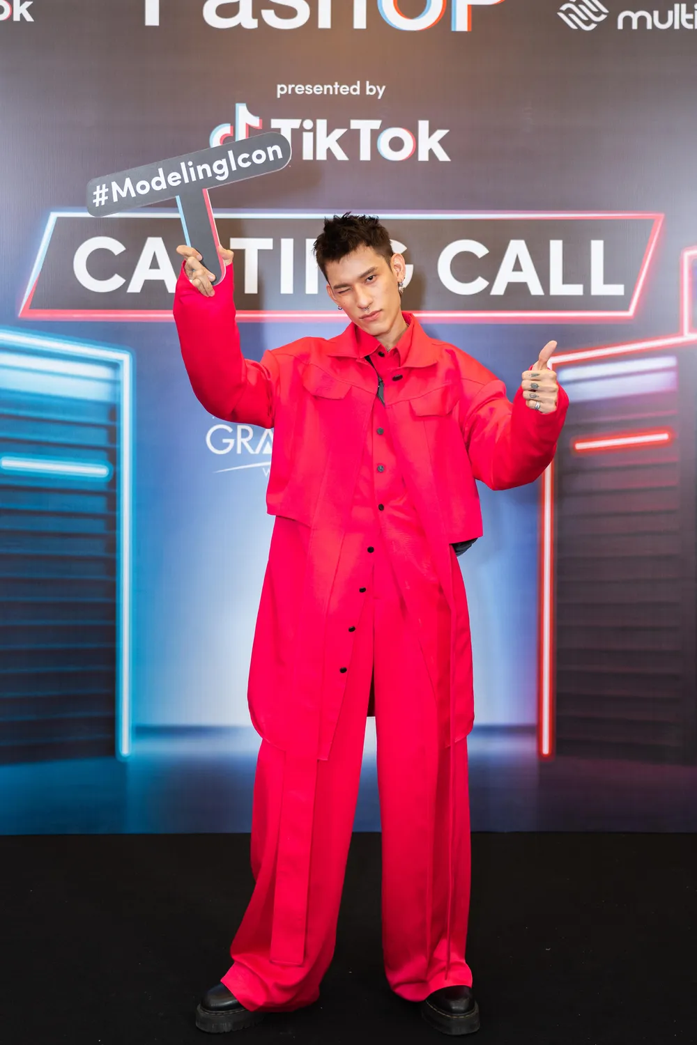 Thí sinh Trần Tín diện nguyên cây hồng nổi bần bật