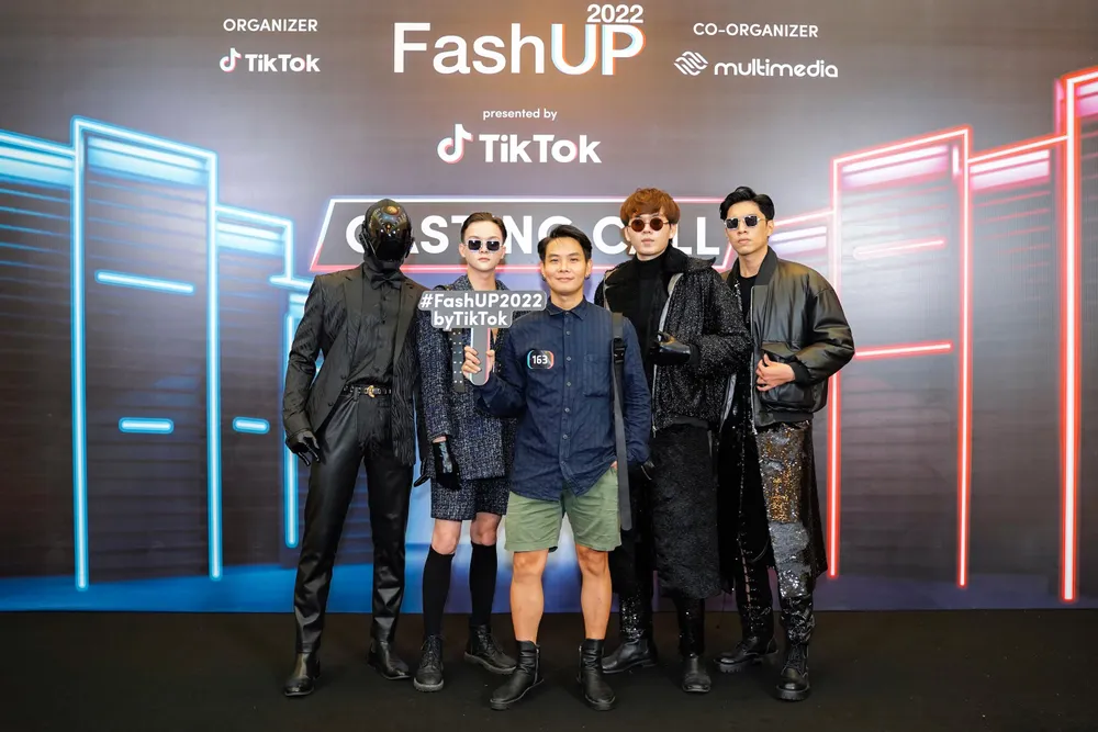 Nhà thiết kế Vương Khang vô cùng đầu tư khi mang tới 4 người mẫu trình diễn trang phục của mình. Các trang phục của Vương Khang sử dụng một tông màu đen chủ đạo, ghi điểm với mặt nạ che mặt thời thượng.