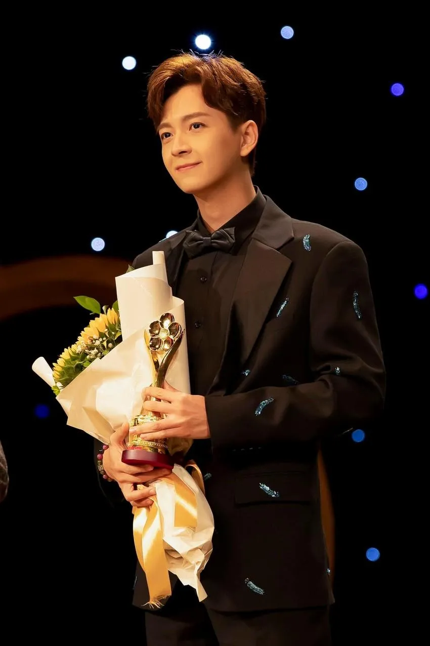 Ngô Kiến Huy lập "cú đúp" khi chiến thắng hai hạng mục MC và Nam diễn viên điện ảnh - truyền hình được yêu thích nhất tại Mai Vàng 2021. Ảnh: FBNV. Ngô Kiến Huy lập "cú đúp" khi chiến thắng hai hạng mục MC và Nam diễn viên điện ảnh - truyền hình được yêu thích nhất tại Mai Vàng 2021. Ảnh: FBNV.