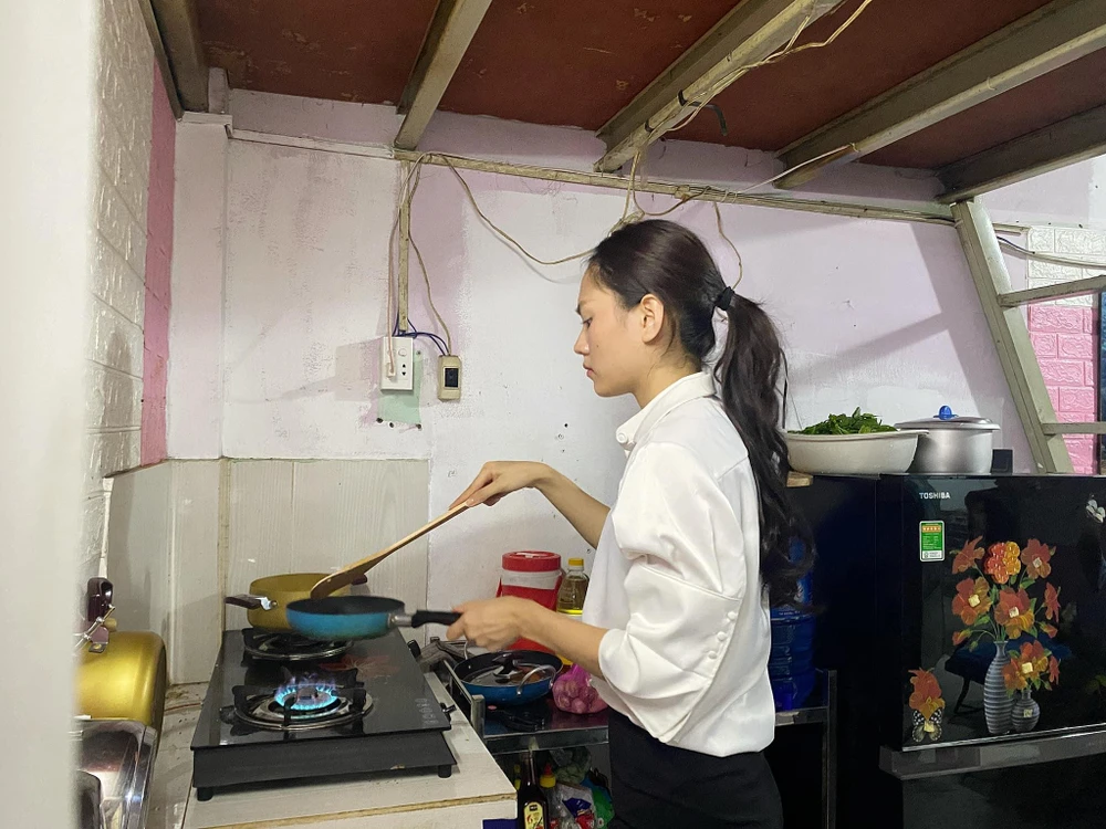 Mai Phương vào bếp làm bữa ăn ấm áp mời thăm nghệ sĩ Mạc Can