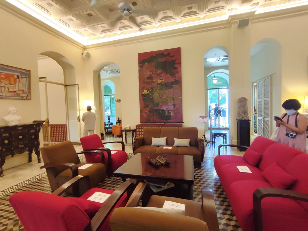 Mỗi du khách sẽ có 30 phút tham quan. Tác phẩm sơn mài của hoạ sĩ Nguyễn Gia Trí được đặt trang trọng. Theo thông tin từ mã QR code, bức tranh mang tên "Đám rước trong làng", được hoạ sĩ vẽ từ năm 1939, gồm 9 tấm ghép lại. Một số tranh của hoạ sĩ được công nhận là "bảo vật quốc gia", tức là không được phép mang ra khỏi lãnh thổ Việt Nam