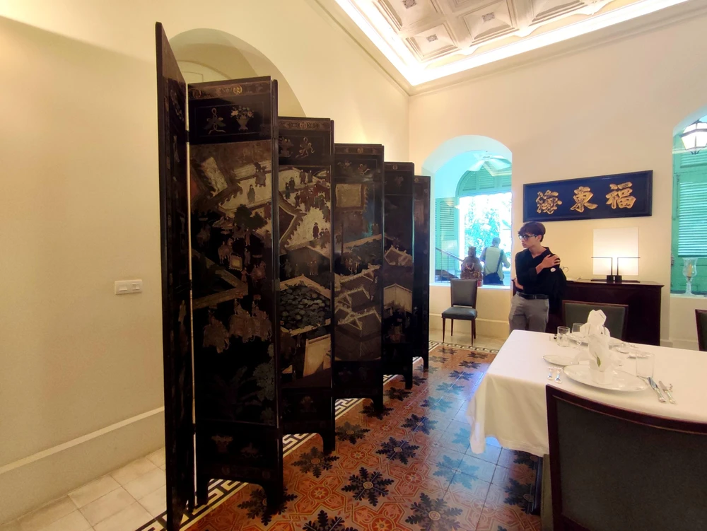 Tấm bình phong bằng gỗ sơn mài làm từ triều đại cuối cùng của nhà Nguyễn tại Huế thu hút nhiều sự quan tâm của du khách tới nơi đây