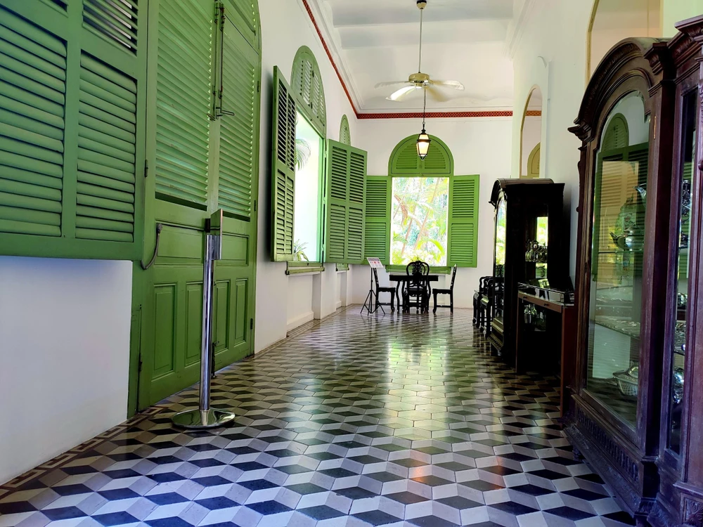 Hành lang bên trong Dinh thự Tổng Lãnh sự Pháp mỗi năm chỉ mở cửa một lần