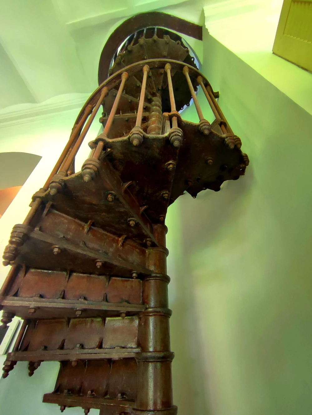 Cầu thang độc đáo trong "gian bếp phụ". Theo thông tin từ mã QR code, cầu thang làm bằng gang, có rất nhiều đinh ốc và có lẽ từng là một bộ phận trong tàu chiến của hải quân Pháp. Cầu thang thiết kế hình xoắn ốc, cầu thang này có thể dẫn lên tận mái nhà, phần khung cũng được làm bằng kim loại để tránh mối mọt.