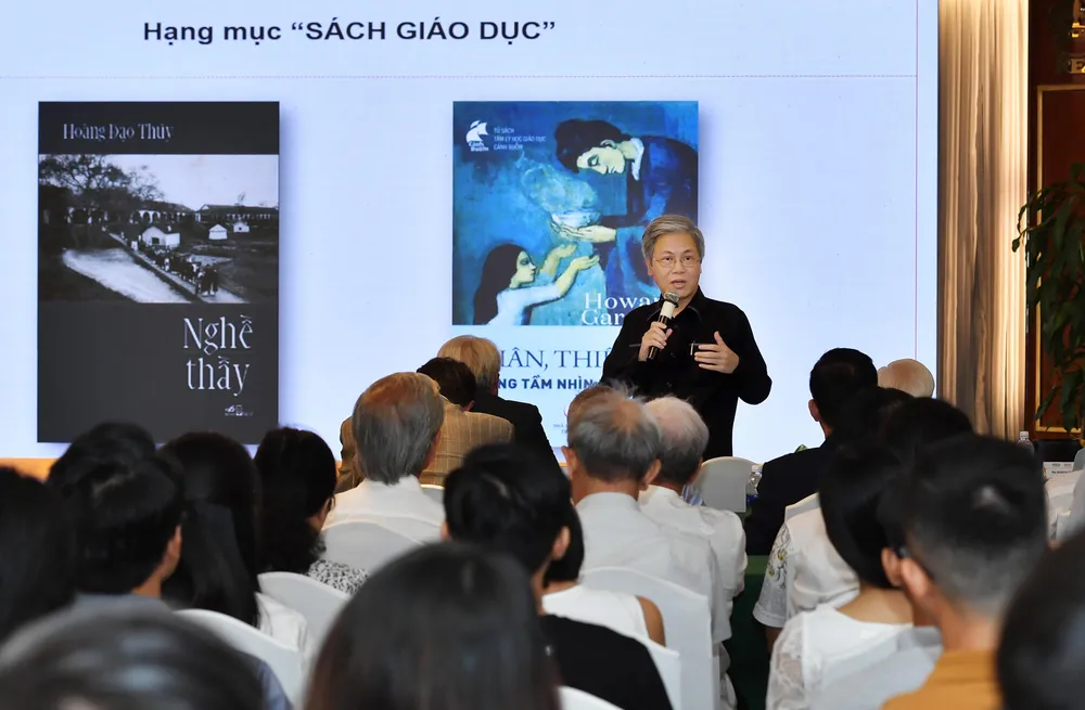 Nhà hoạt động giáo dục Giản Tư Trung phát biểu tại lễ trao giải Sách hay. Ảnh: BTC